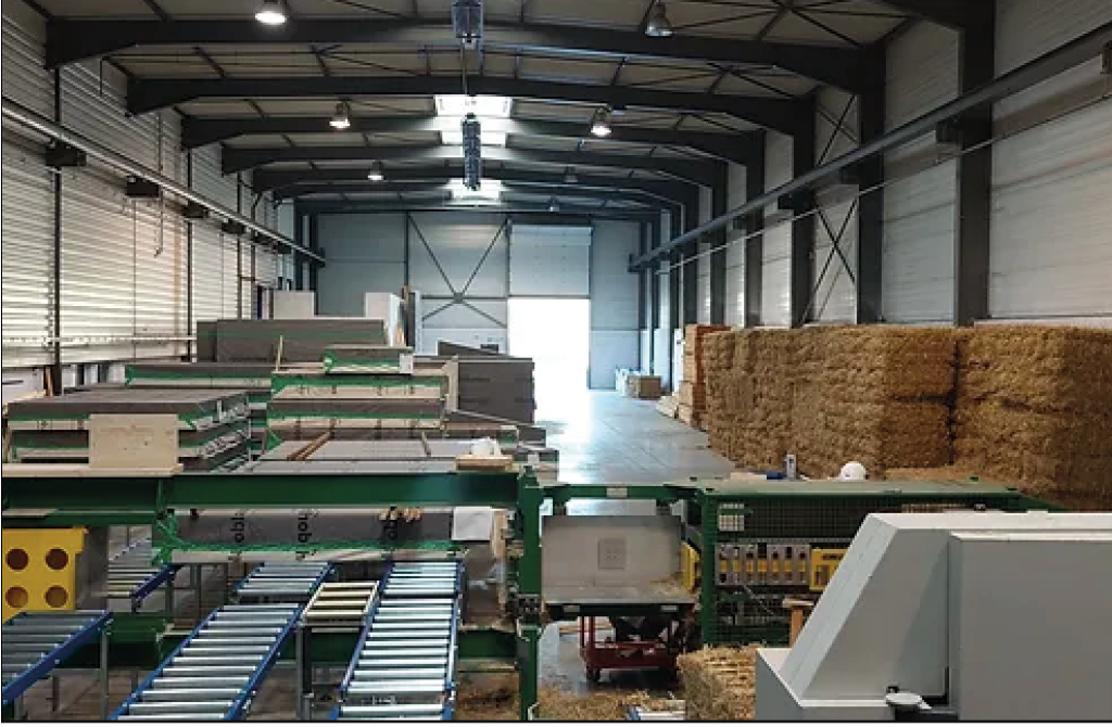Chantier préfabrication pour la construction ossature bois isolée en paille